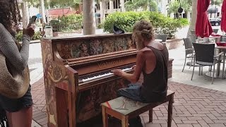 Un piano le regresó la vida a este indigente [upl. by Kenlay166]