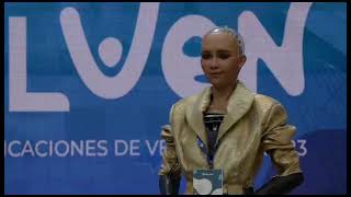 La robot humanoide Sophia se robó la atención en la Fitelven [upl. by Crysta333]