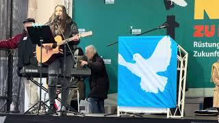 25112023 Berlin Gizem Gözüaçık DIDF singt auf Friedensdemo Mama Ana Ahabak von Christina Stürmer [upl. by Einalem673]