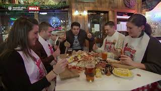 Il Crab Seafeast di Seattle è unoceano di sapori per Adam  Man vs Food [upl. by Llenahc353]