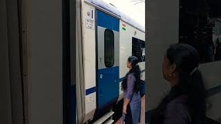 VANDE BHARAT AUTOMATIC DOORS OPENING viralshorts trending [upl. by Ardnosal]