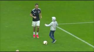 UdineseJuventus invasione di campo di un bambino Cristiano Ronaldo gli fa lautografo [upl. by Yaral]