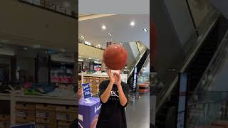 買鞋路上看到籃球就 basketaball basketballtraining [upl. by Molloy75]