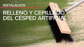 ¿Cómo rellenar con arena de sílice y cepillar el césped artificial Realturf [upl. by Elleinad]