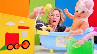 Die Wunderbox  Nicole badet das Baby  Spielspaß mit Baby Born [upl. by Gall723]