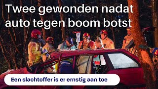 Twee gewonden nadat auto tegen boom botst [upl. by Shultz]