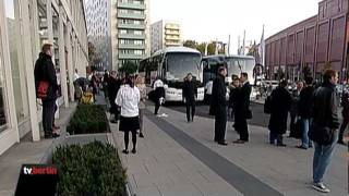 Demonstranten pöbeln bei Wohnungssuche in Berlin [upl. by Aicileb]